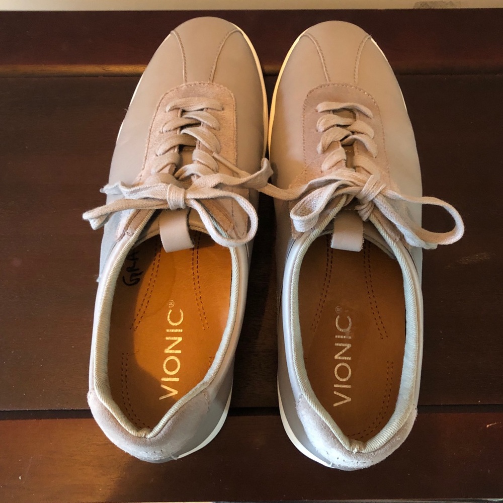 VIONIC Men’s/Women’s Gray Leather Lace Up Sneakers. Size 9.5